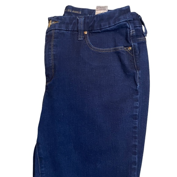 Chico’s so slimming Girlfriend Ankle Jeans Chico’s Size 1. Blue, Indigo - Picture 6 of 8